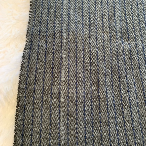 J. CREW Unisex 100% Acrylic heavier scarf NWT in gray herringbone print - Picture 7 of 8